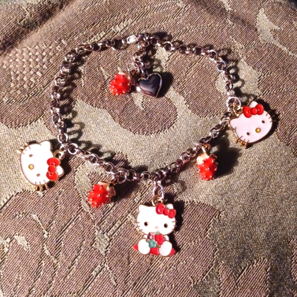 Hello Kitty's Strawberry ๐ Bracelet